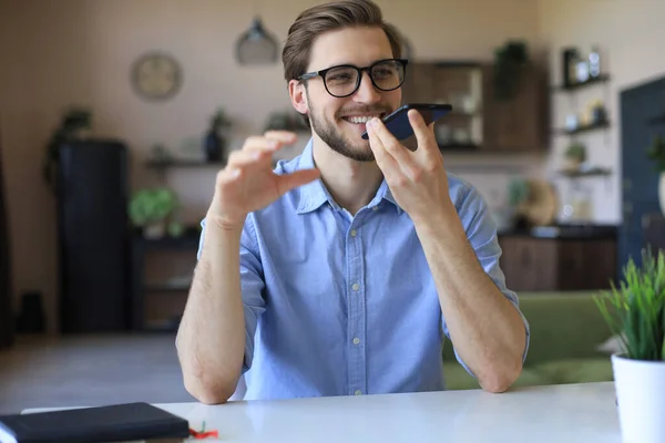 Άνθρωπος Αυτοπεποίθηση Γυαλιά Κρατώντας Smartphone Κοντά Στο Στόμα Για Την — Φωτογραφία Αρχείου