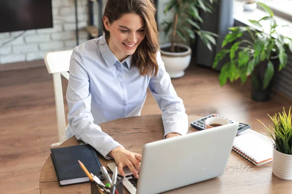 Jolie Femme Souriante Assise Table Regardant Écran Ordinateur Portable Heureux — Photo