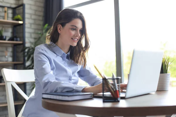 Mulher Bonita Sorrindo Sentada Mesa Olhando Para Tela Laptop Empreendedor — Fotografia de Stock