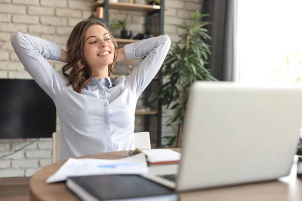 Mujer Joven Cruzó Las Manos Detrás Cabeza Disfrutando Descanso Casa — Foto de Stock