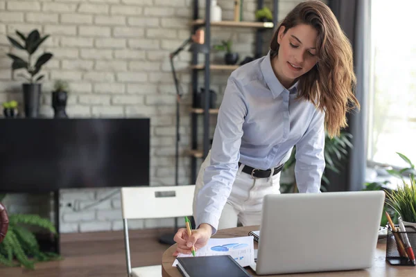 Jeune Femme Affaires Debout Dans Son Bureau Maison Écrivant Des — Photo