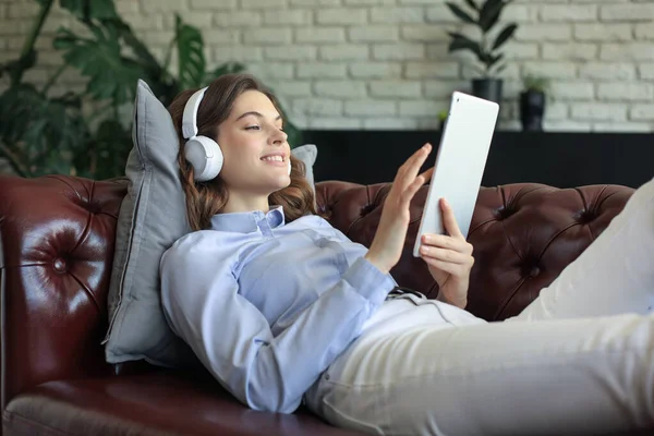 Smiling Young Woman Headphones Digital Tablet Sofa — Stock Photo, Image