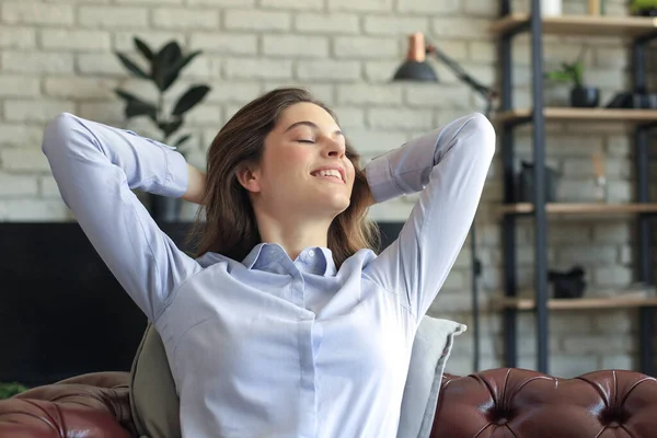 Mulher Relaxante Sentado Confortável Sofá Sorrindo Descansando Bela Jovem Caucasiano — Fotografia de Stock