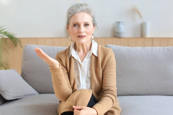 Portait Sonriente Hermosa Mujer Mediana Edad Mirando Cámara Haciendo Videollamada — Foto de Stock