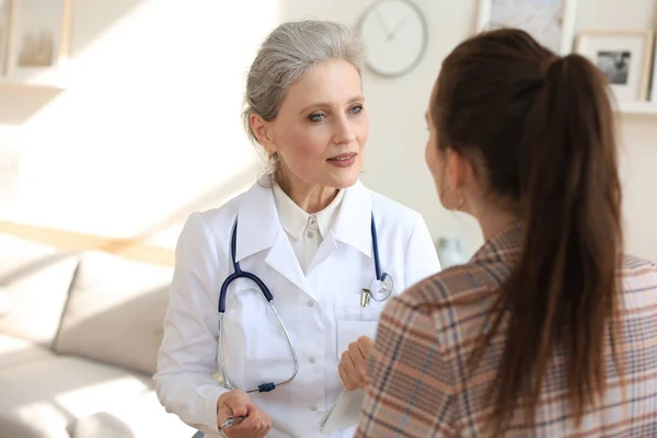 Vänlig Medelålders Kvinnlig Läkare Uppmuntrande Stödja Patienten Efter Läkarundersökning — Stockfoto