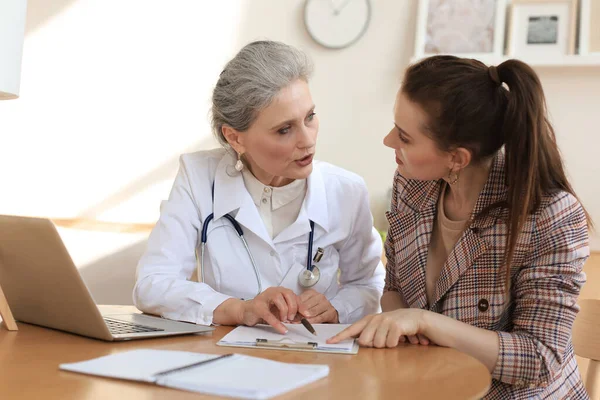 Terapeuta Médica Mediana Edad Consulta Con Paciente Consultorio —  Fotos de Stock