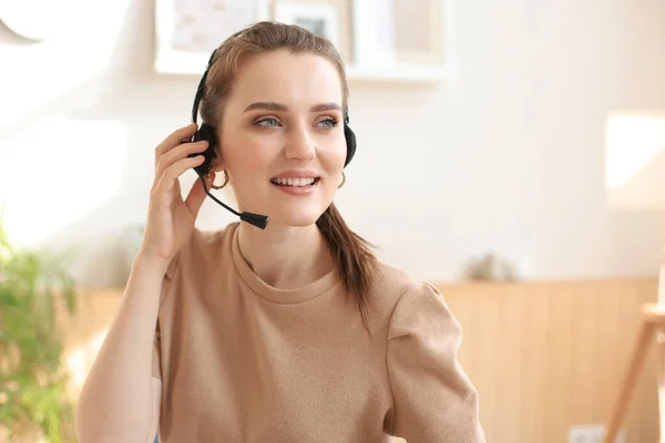 Opérateur Soutien Clientèle Féminin Avec Casque Sourire — Photo