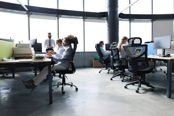 Business team in beschermende maskers werkt in het kantoor. — Stockfoto