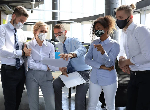 보호 마스크를 쓰는 사업 팀 이 사무실에서 일한다. — 스톡 사진