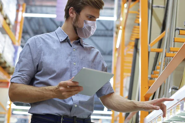 Giovane Uomo Maschera Medica Shopping Lavoro Magazzino Hardware Piedi Controllare — Foto Stock