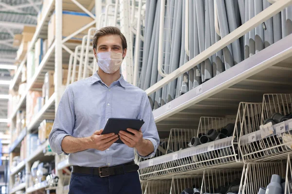 Manager Indossa Maschera Preventiva Utilizzare Suo Tablet Prodotti Controllo Online — Foto Stock