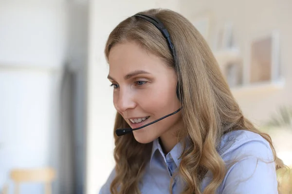 Femme Opérateur Soutien Clientèle Avec Casque Sourire — Photo