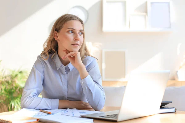 Självsäker Ung Affärskvinna Med Ett Vänligt Leende Sitter Vid Sitt — Stockfoto