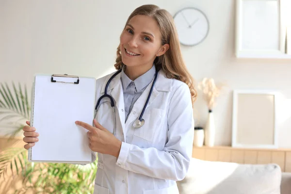 Junge Schöne Ärztin Weißem Mantel Mit Phonendoskop Arzt Macht Videoanruf — Stockfoto