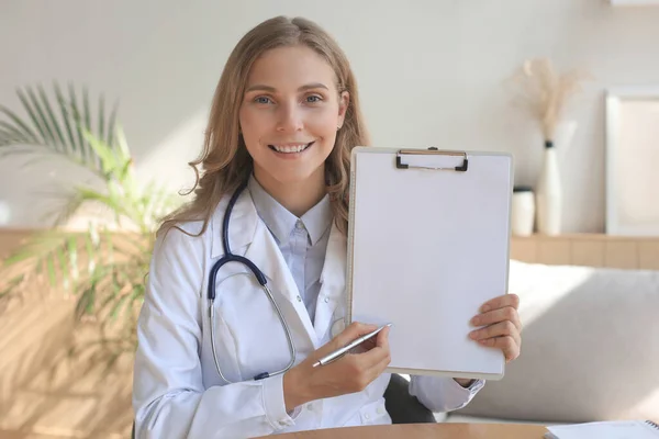 Usmívající Atraktivní Doktorka Mluví Před Kamerou Pacientkou — Stock fotografie