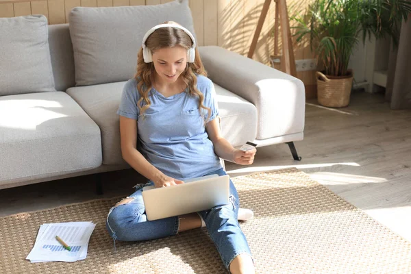Imagem Mulher Bonita Trabalhando Com Laptop Enquanto Sentado Chão Casa — Fotografia de Stock