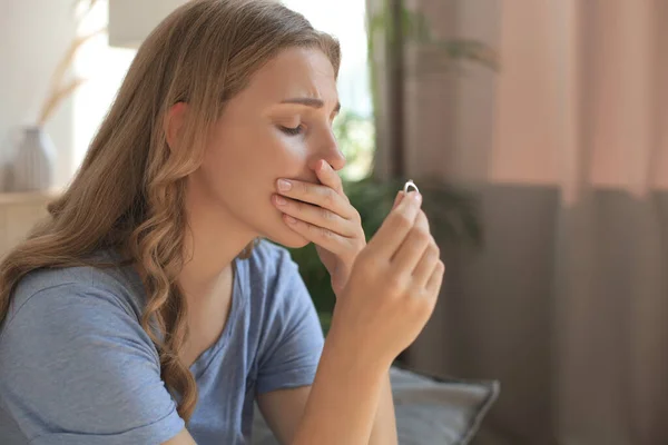 Traurige Frau Sitzt Auf Einem Sofa Wohnzimmer — Stockfoto