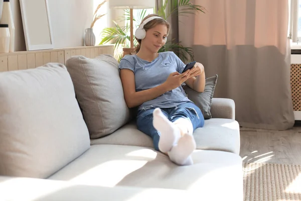 Chica Bonita Usando Teléfono Inteligente Sofá Casa Sala Estar —  Fotos de Stock