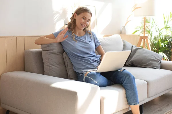 Mosolygó Lány Kanapén Webinart Néz Laptopján Boldog Fiatal Tanulmány Online — Stock Fotó