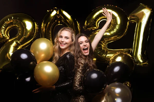 Happy Gorgeous Girls Stylish Sexy Party Dresses Holding Gold 2021 — Stock Photo, Image