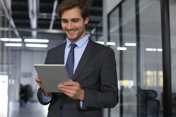 Jeune Homme Utilisant Tablette Dans Bureau — Photo