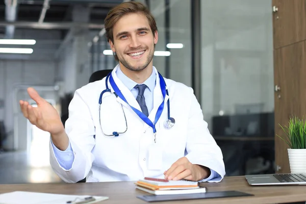 Leende Stilig Manlig Läkare Talar Inför Kameran Med Patienten — Stockfoto