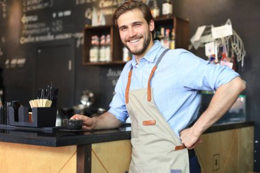 Kafesinde çalışan küçük bir işletme sahibi.