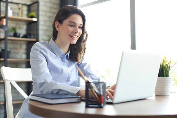 Mulher Bonita Sorrindo Sentada Mesa Olhando Para Tela Laptop Empreendedor — Fotografia de Stock