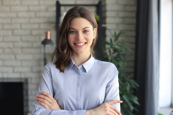 Atractiva Mujer Negocios Sonriendo Mientras Está Pie Oficina — Foto de Stock