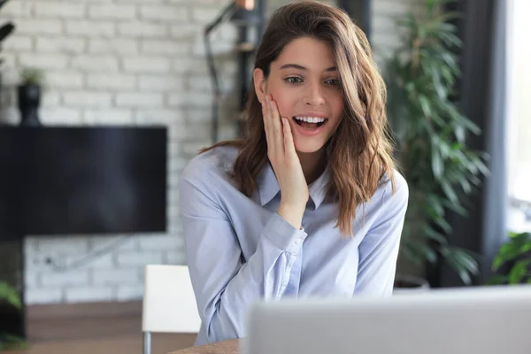 Uśmiechnięta Piękna Kobieta Siedząca Przy Stole Patrząca Ekran Laptopa Szczęśliwy — Zdjęcie stockowe