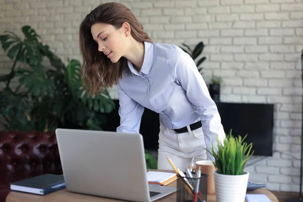 Junge Geschäftsfrau Steht Ihrem Homeoffice Und Liest Notizen — Stockfoto