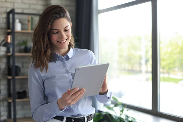 Belle Femme Souriante Qui Travaille Sur Une Tablette Dans Bureau — Photo