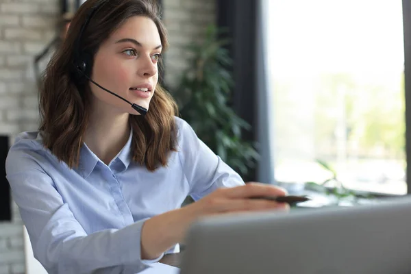 Opérateur Freelance Parler Avec Des Écouteurs Consulter Les Clients Bureau — Photo