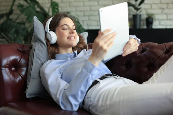 Smiling Young Woman Headphones Digital Tablet Sofa — Stock Photo, Image