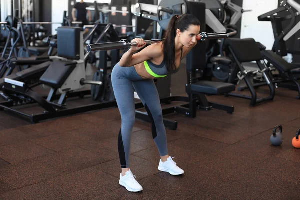 Muskulös Kvinna Tränar Gym Gör Övningar Med Skivstång Biceps — Stockfoto