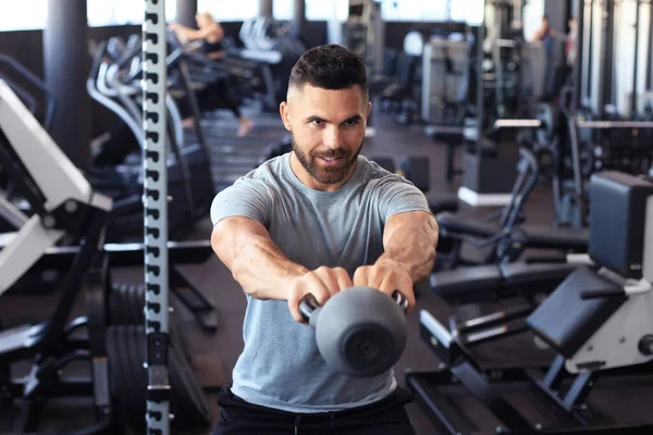 Fit Muscular Man Trains Dumbbells — Stock Photo, Image