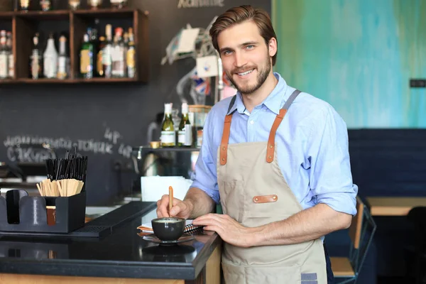 Kisvállalkozás Tulajdonosa Dolgozik Kávézóban — Stock Fotó