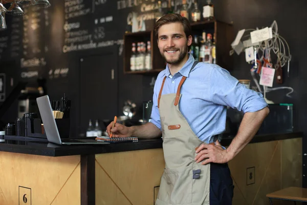 Kisvállalkozás Tulajdonosa Dolgozik Kávézóban — Stock Fotó