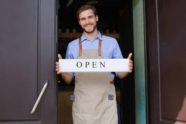 Sonriente Dueño Masculino Cafetería Está Pie Aire Libre Está Sosteniendo — Foto de Stock