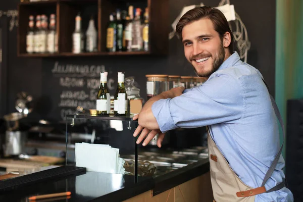 Kahve Dükkanında Kameraya Gülümseyen Yakışıklı Garson — Stok fotoğraf