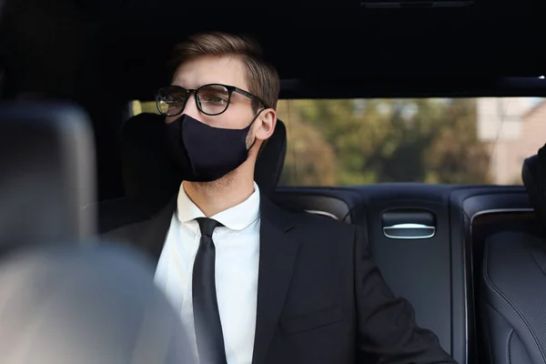 Homme Affaires Confiant Réfléchi Dans Masque Médical Regardant Loin Tout — Photo