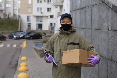 Yüz maskesi takan kurye ve paket getiren ilaç eldivenleri. Coronavirus ve karantina konsepti