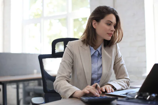 Atrakcyjny Wesoły Biznes Kobieta Pracuje Laptopie Nowoczesnym Biurze — Zdjęcie stockowe