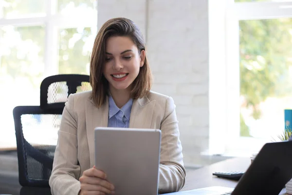 Atractiva Mujer Sonriente Trabajando Una Tableta Oficina Moderna — Foto de Stock