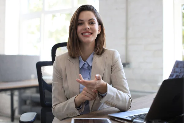 Mujer Negocios Sonriente Mirando Cámara Hacer Una Conferencia Una Llamada — Foto de Stock