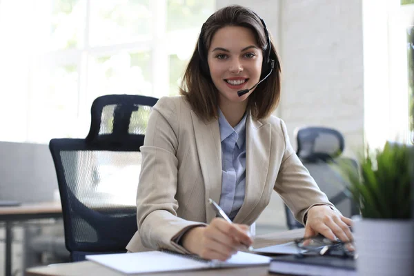 Operador Independiente Hablando Con Auriculares Clientes Consultoría Oficina — Foto de Stock