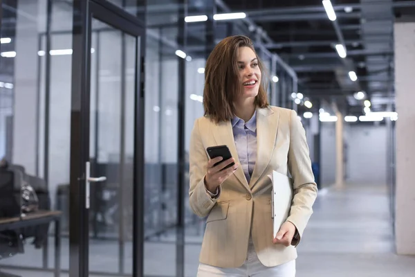 Femme Affaires Marchant Long Couloir Bureau Avec Des Documents Utilisant — Photo