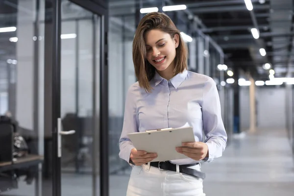 Femme Affaires Marchant Long Couloir Bureau Avec Des Documents — Photo