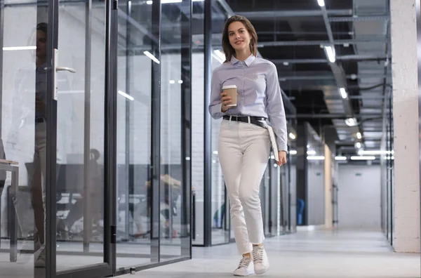 Femme Affaires Marchant Long Couloir Bureau Avec Tasse Papier — Photo