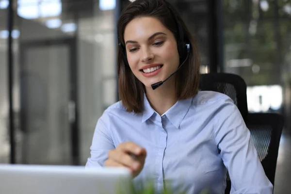 Vrouwelijke Klantenservice Operator Met Headset Glimlach — Stockfoto